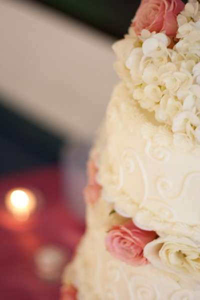 White wedding cake with pink and white roses